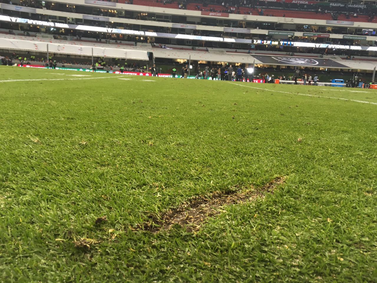 Algunos raspones en el césped del Azteca 