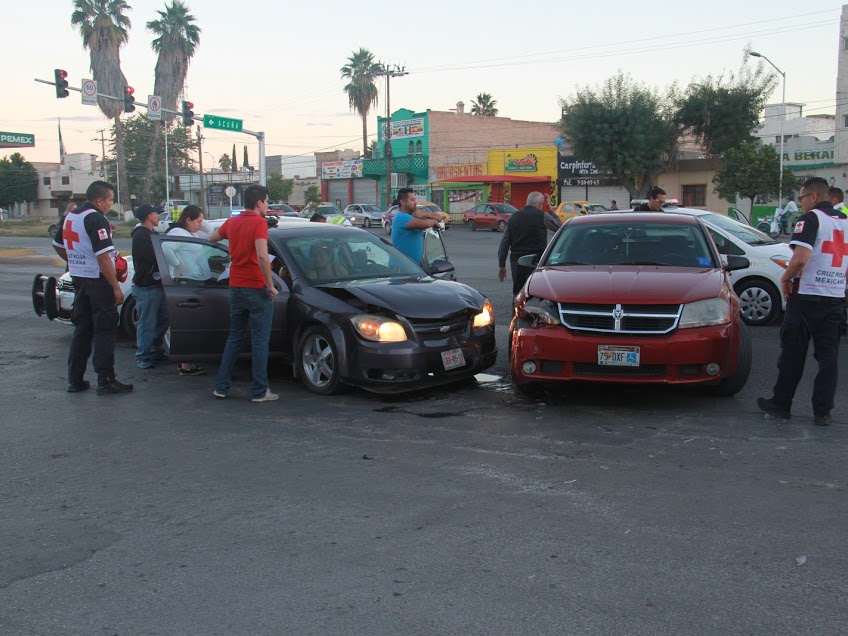 Un conductor argumentó ser deslumbrado por el sol, por lo que no vio el semáforo en rojo y provocó accidente en Torreón.