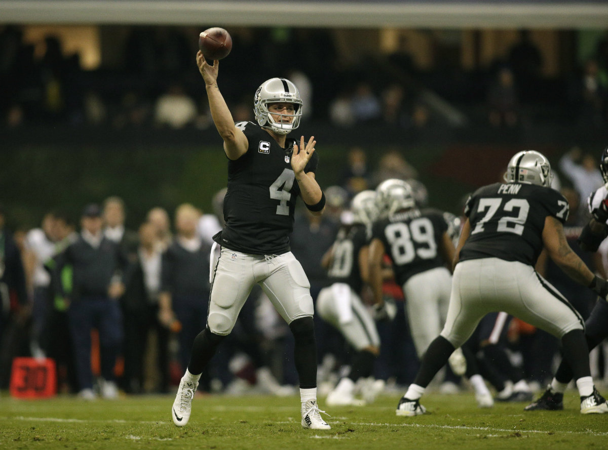 Derek Carr, quarterback de Raiders durante el partido ante Texanos de Houston 