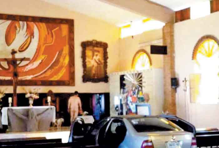 El acusado estacionó su vehículo frente a los escalones.