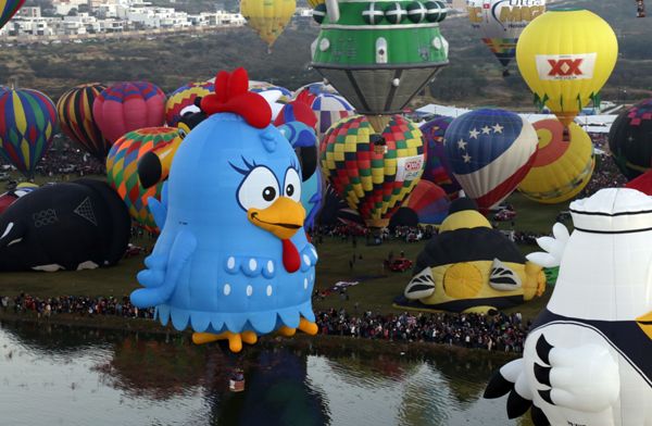 Para elevarse, los globos necesitan que el ambiente se mantenga con bajas temperaturas, por lo que los 200 globos comienzan a inflarse a las 5 de la m