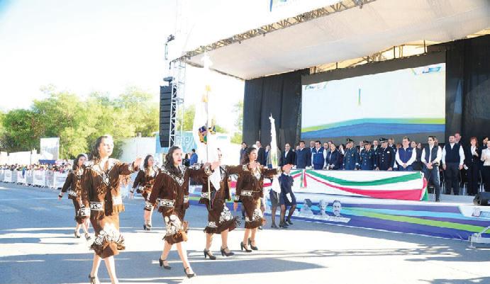 Francisco García Cabeza de Vaca presenció el desfile con autoridades militares y municipales.