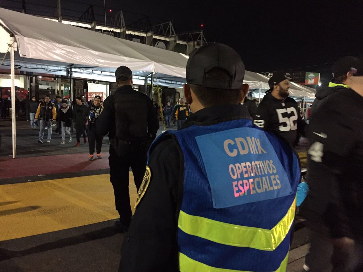 La gente desalojando el coloso de Santa Úrsula tras el duelo entre los Texanos y los Raiders 