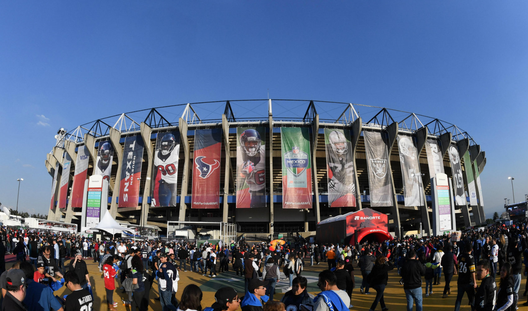Los aficionados llegando al Azteca 