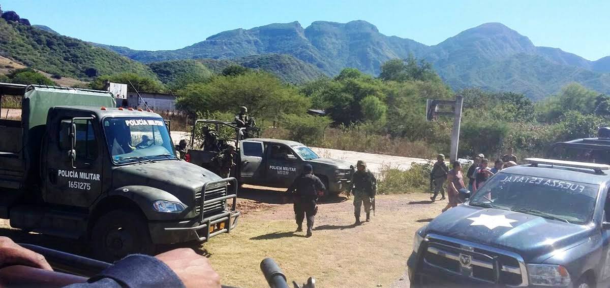 Militares y efectivos de la Policía Estatal realizan un operativo de búsqueda de las personas secuestradas en Ajuchitlán del Progreso.