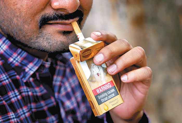 Hay 14 millones de fumadores quienes gastan 300 pesos al mes aun sabiendo que el hábito afecta su salud.