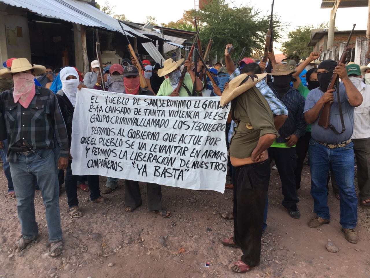 Los pobladores realizaron una marcha en la que pidieron al gobierno actuar contra 'Los Tequileros'.