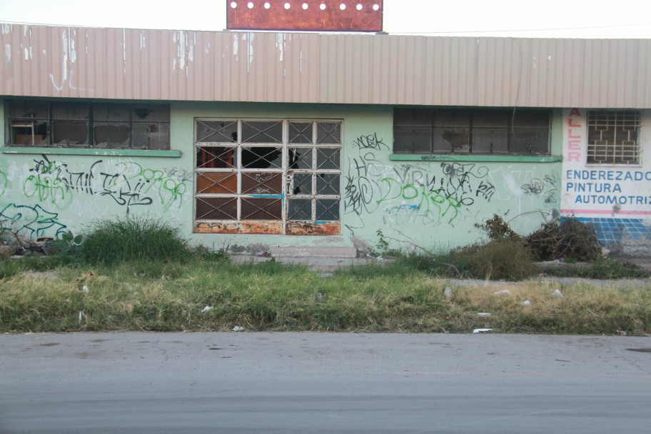 Vecinos de la avenida Aldama en Torreón, están hartos del basurero en la finca 1352.