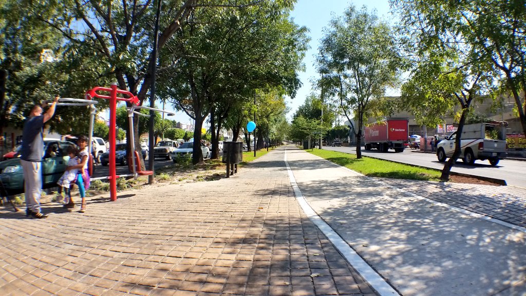 La vía de 1.8 km tiene andador peatonal, pista skate, ciclovía y mobiliario para ejercitarse.