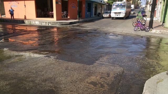 Aguas negras afectan a colonia de Tampico 