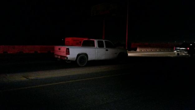 Al disparar, los delincuentes lograron hacer blanco en las llantas de una de las camionetas de los federales, quienes repelaron la agresión.
