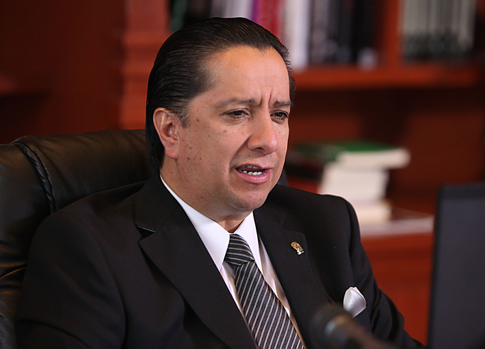 El rector Jorge Olvera García.