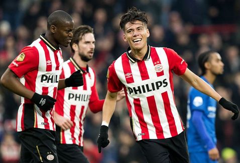Héctor Moreno celebrando un gol con el Psv 