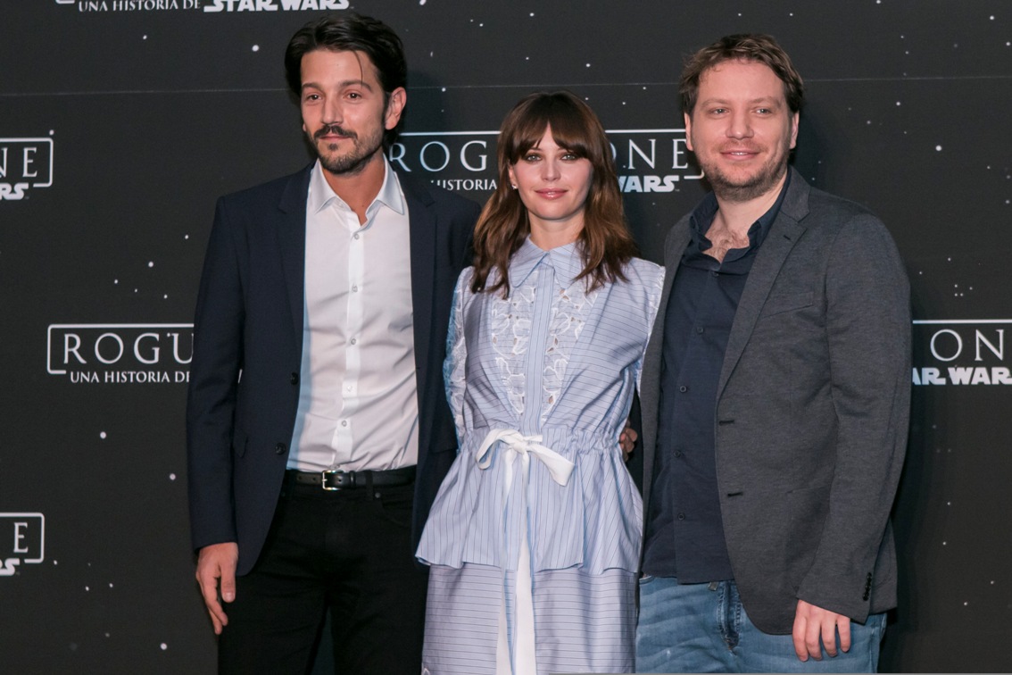 Los protagonistas, Diego Luna y Felicity Jones, junto al director del filme, Gareth Edwards. 