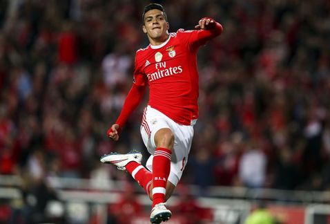 Raúl Jiménez celebrando un gol con el Benfica 