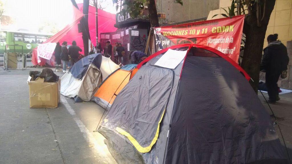El Centro de Orientación Vial de la Secretaría de Seguridad Pública capitalina informó que los manifestantes están en la banqueta y que no obstruyen l