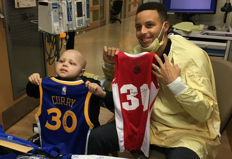 Curry le cumplió el sueño a un menor 