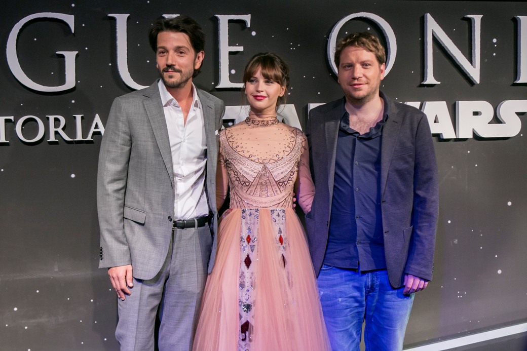 Diego Luna y Felicity Jones junto al director 