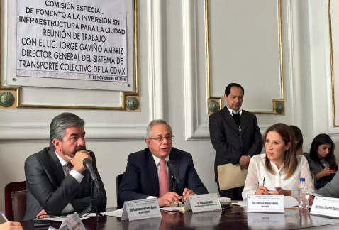 El director general del Metro, Jorge Gaviño (centro), dijo que ese medio de transporte requiere de 10 mil millones de pesos para eficientar su servici
