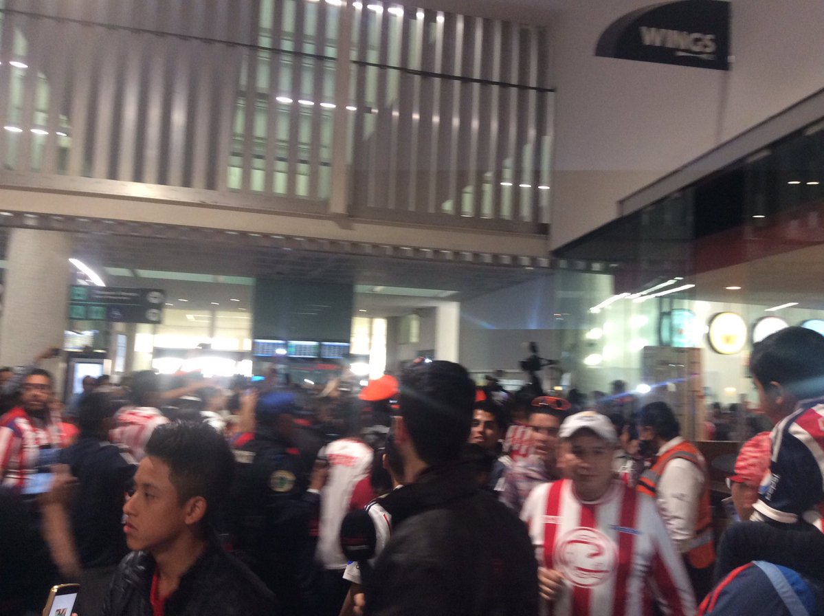 El aeropuerto se descontroló a la llegada de Chivas