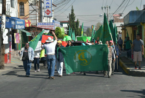 Integrantes de la UNTA protestaron en la sede delegacional de Tláhuac contra la suspensión de tres construcciones de "vivienda rural", pero en zona de