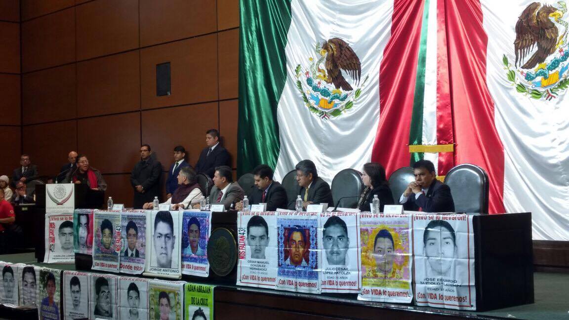 Los padres de los 43 normalistas desaparecidos de Ayotzinapa en la Cámara de Diputados.