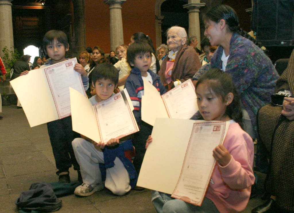 El programa incluye también correcciones en el acta de nacimiento, trámite que puede tardar cinco días cuando antes tomaba años. 