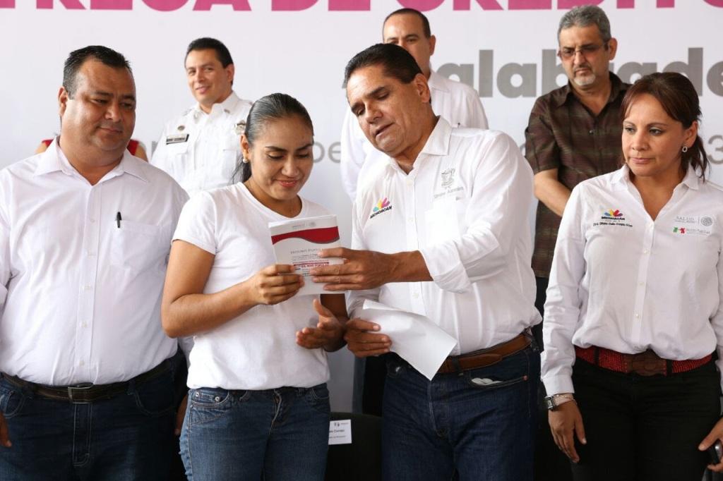 Como parte del programa Palabra de Mujer, Aureoles entregó 252 créditos a jefas de familia, madres solteras y mujeres emprendedoras.
