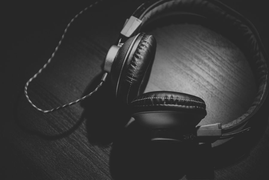 Los audífonos se convierten en micrófono gracias a un código especial. 