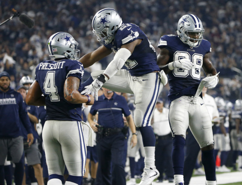 Dak Prescott, Ezekiel Elliott y  Dez Bryant celebran