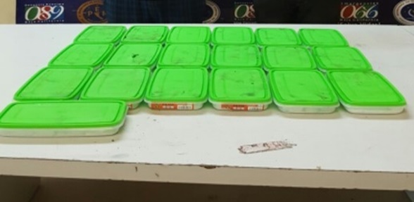La droga estaba contenida en 19 recipientes de plástico que arrojaron un peso de 8 kilos.