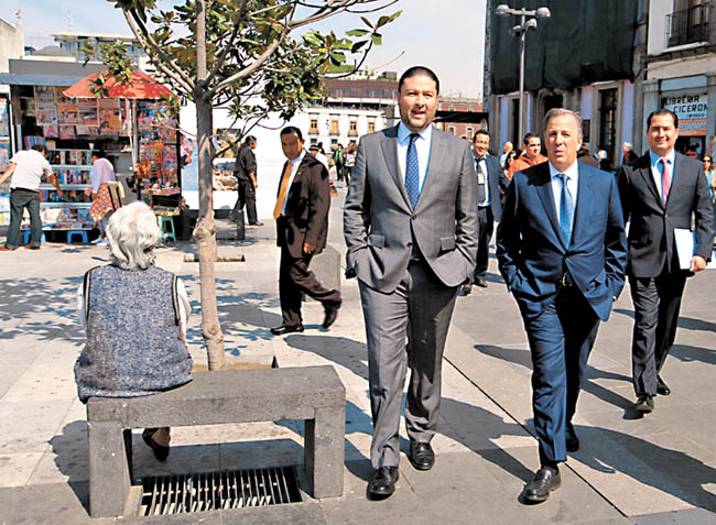 José Antonio Meade realizó ayer un paseo a pie por el Zócalo capitalino. 