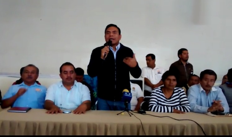 El líder de la sección 35 del gremio, Mario Félix Pacheco, en conferencia de prensa.