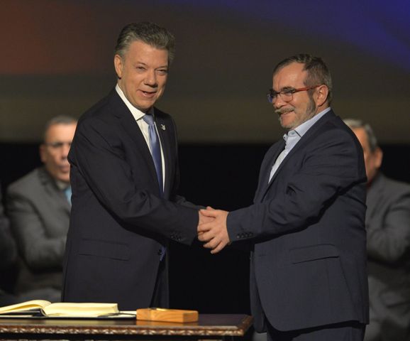 El presidente de Colombia, Juan Manuel Santos y Rodrigo Londoño, "Timochenko".
