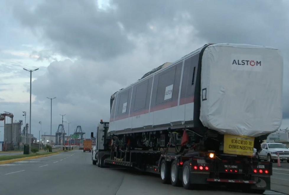 El tren que pesa 91 toneladas y se requirió de un convoy de tres tráilers para su traslado. 