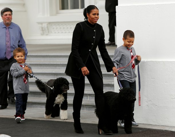 La primera dama de Estados Unidos, Michelle Obama, con sus sobrinos y sus perros.