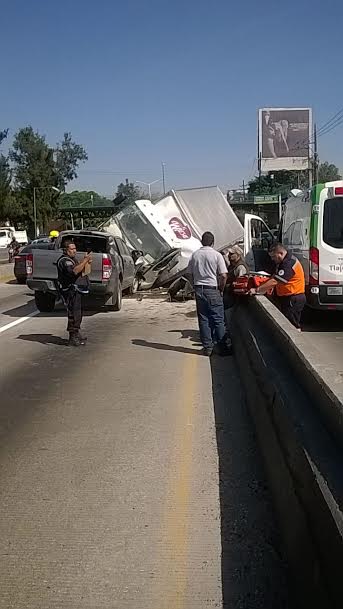 El choque fue entre un camión de carga y una camioneta