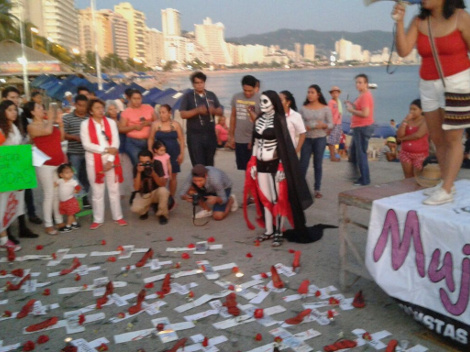 En una de las playas de Acapulco se realizó una representación de mujeres  violentadas . 