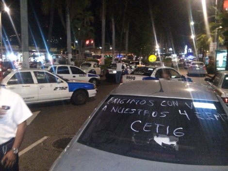 Familiares y trabajadores del volante se manifestaron en la Costera Miguel Alemán para denunciar la desaparición del líder transportistas Juan Mendoza