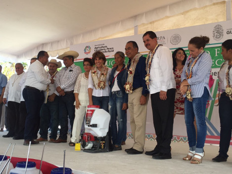 El gobernador de Guerrero, Héctor Astudillo y su esposa, Mercedes Calvo otorgaron 30 sementales bovinos, maquinaria y equipo gestionado por la CNC, en