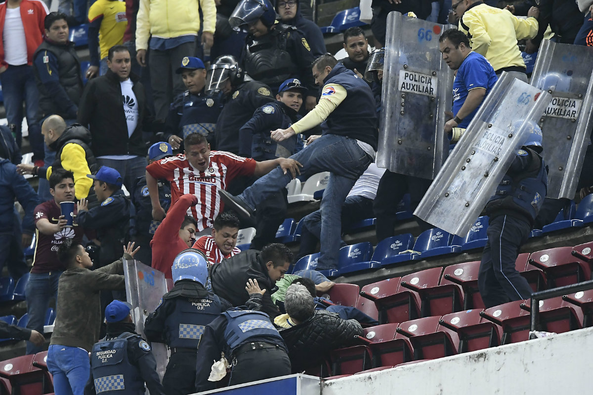 La violencia se hizo presente en el Estadio Azteca