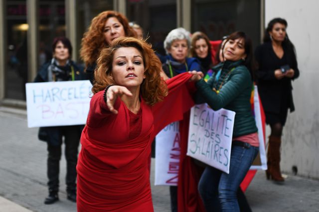 Mujeres durante una representación para conmemorar el Día Internacional de la Eliminación de la Violencia Contra la Mujer en Francia.