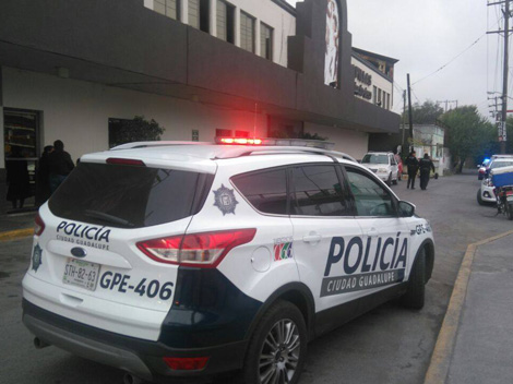Los policías municipales detuvieron a los cuatro hombres y los trasladaron a la corporación.
