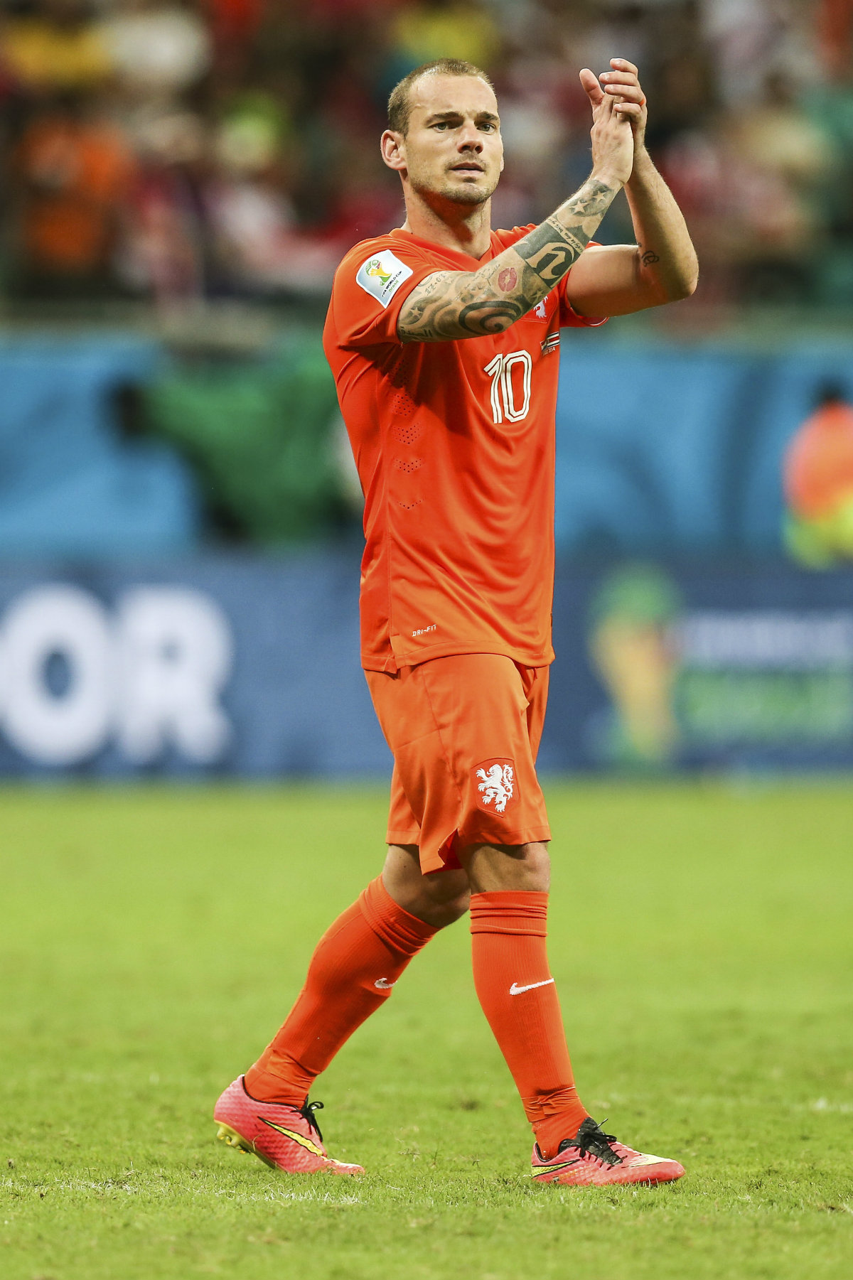 Sneijder mete golazo de tiro libre