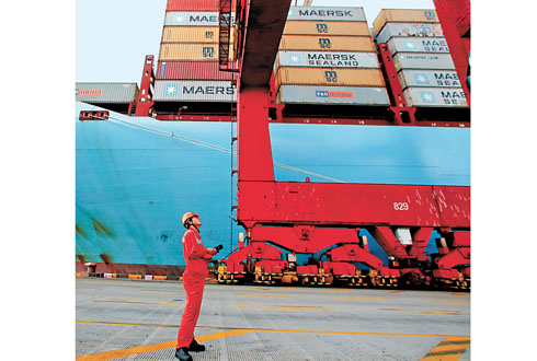 Un trabajador espera el descenso de un contenedor en el puerto de Yangshan, en Shanghái. 