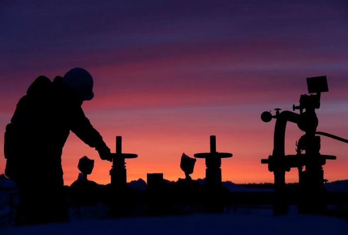 Un trabajador ruso revisa una válvula de petróleo cerca de Nikolo-Berezovka. 