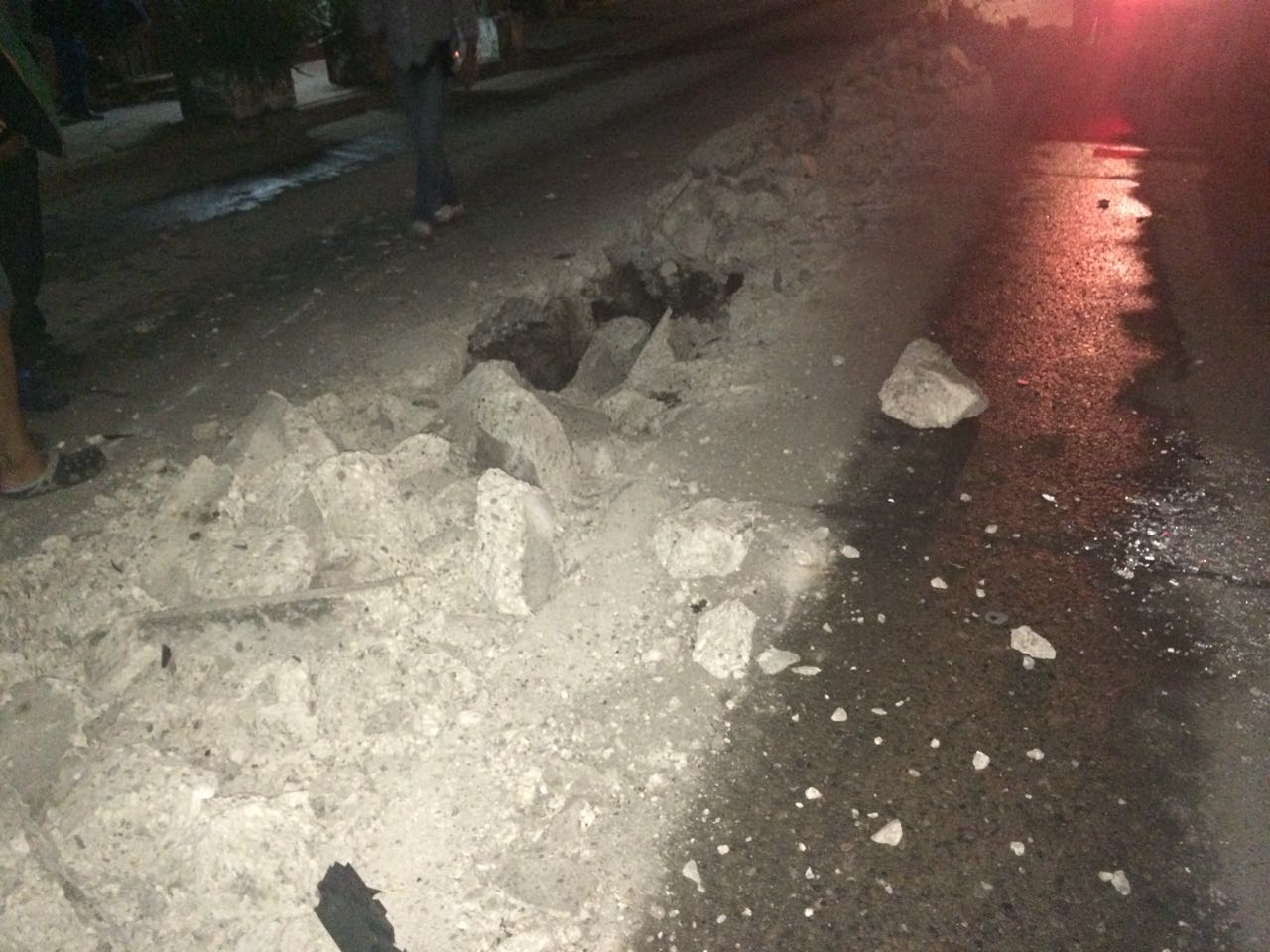 Atravesó un área que está siendo reparada la tubería del drenaje. 