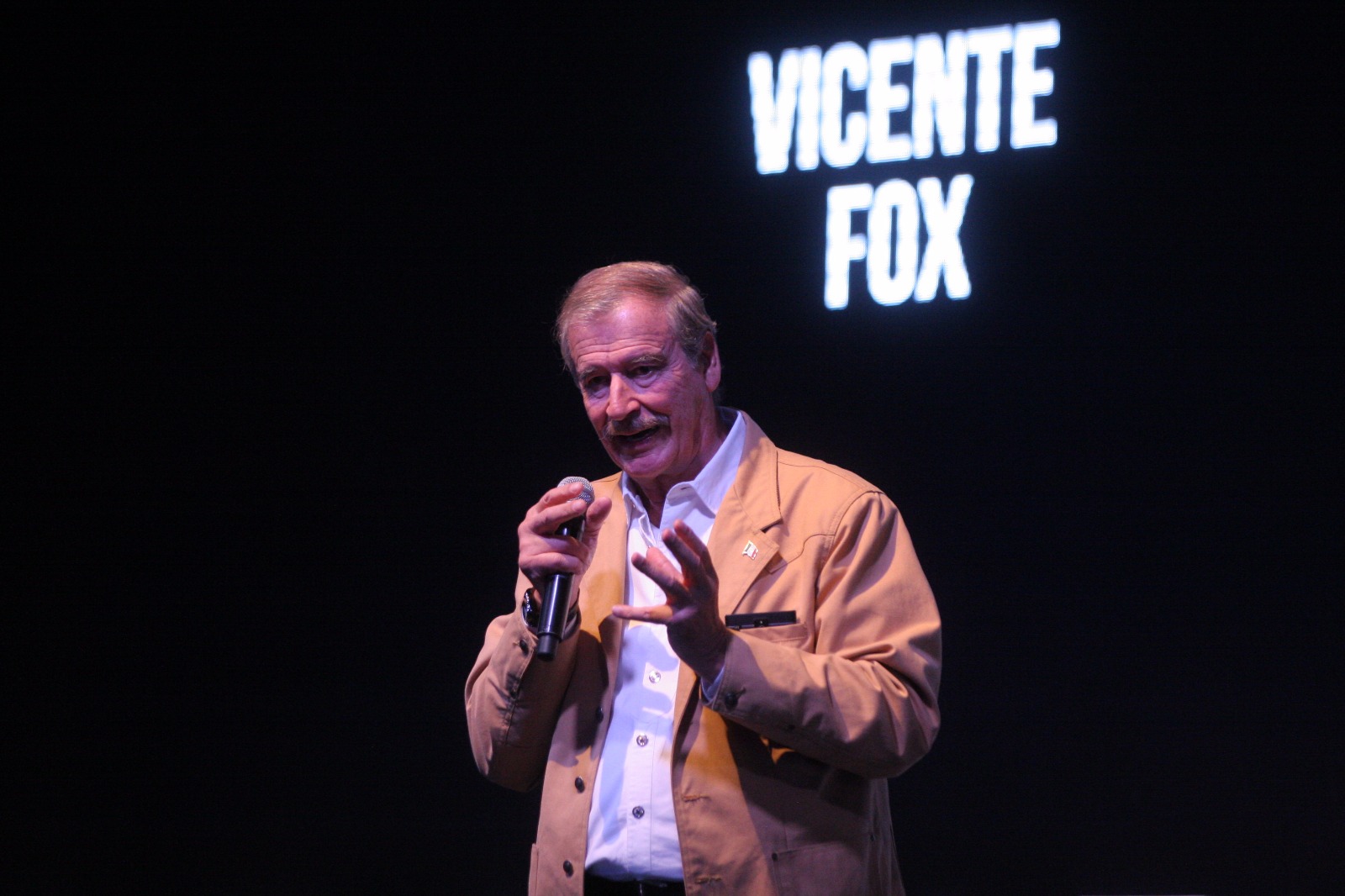 Al concluir su participación en el segundo Congreso Nacional de Campañas Políticas, Vicente Fox dijo unas palabras con respecto a la muerte de Fidel C