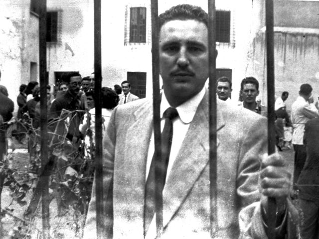 Fidel Castro tras las rejas en 1956.
