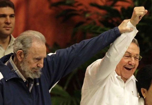 Fidel y Raúl Castro.